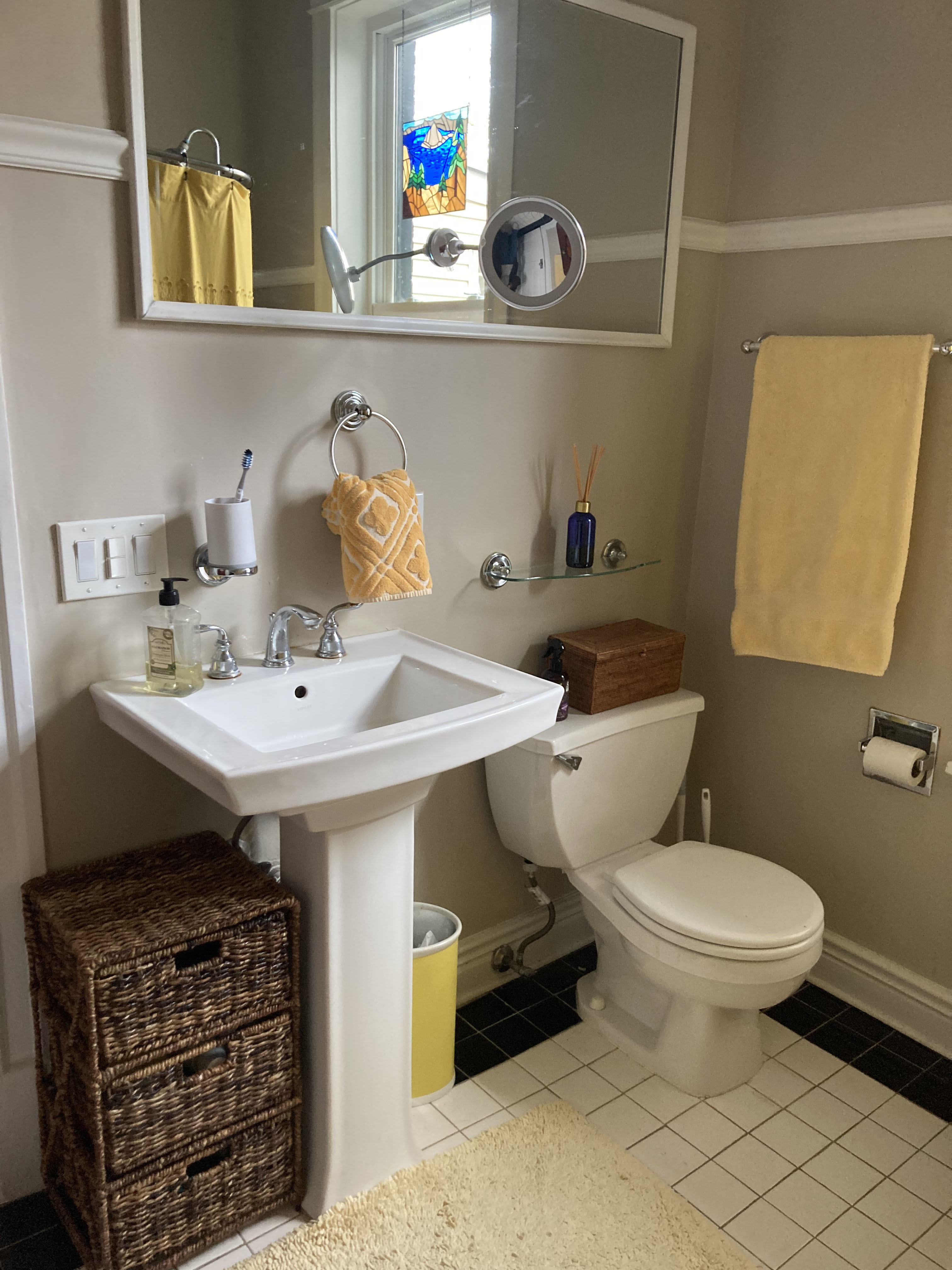 2nd floor bathroom before renovation